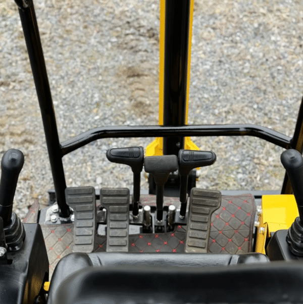 HighTop HT18 Mini Excavator – Kubota D722 Diesel - Image 6