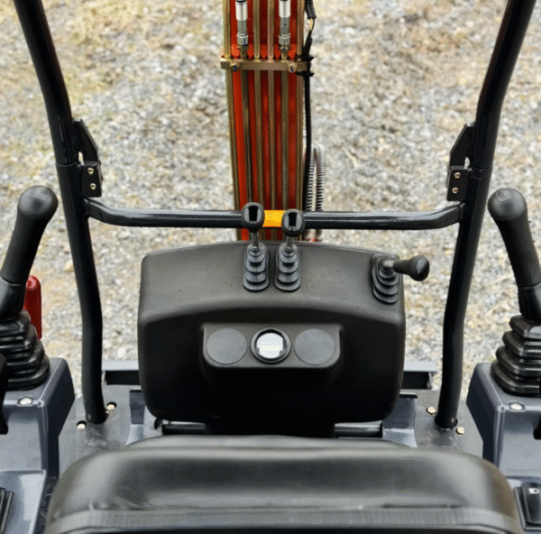 Seisan SE-12 1-ton Mini Excavator – Briggs & Stratton Gas - Image 6